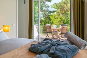 Deluxe-Apartment, 1 King-Bett | Zimmersafe, schallisolierte Zimmer, kostenloses WLAN, Bettwäsche