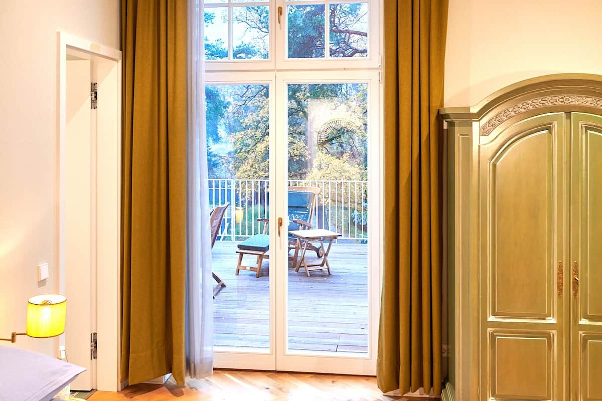 Deluxe Condo, 1 King Bed | In-room safe, soundproofing, free WiFi, bed sheets