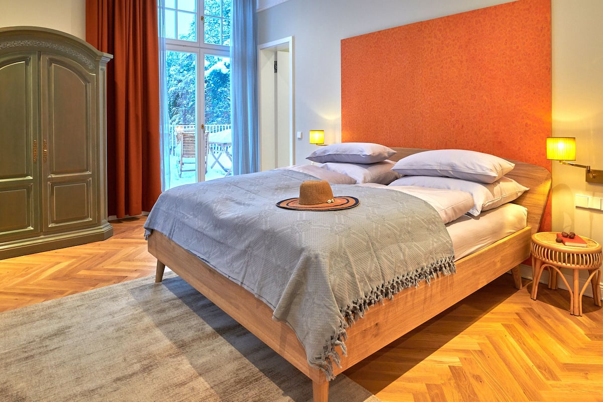 Design Condo, 1 King Bed | In-room safe, soundproofing, free WiFi, bed sheets