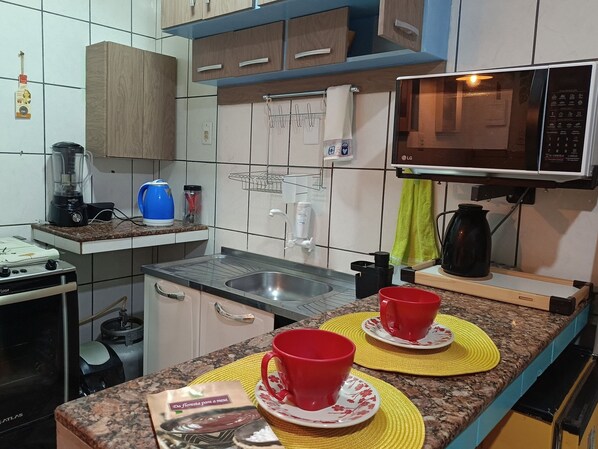 Studio | Dapur peribadi | Peti sejuk, pengisar, alat memasak/pinggan mangkuk/perkakas dapur 