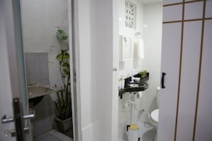 Studio | Bathroom | Shower, towels