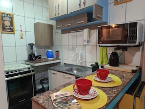 Studio | Private kitchen | Fridge, blender, cookware/dishes/utensils, cleaning supplies