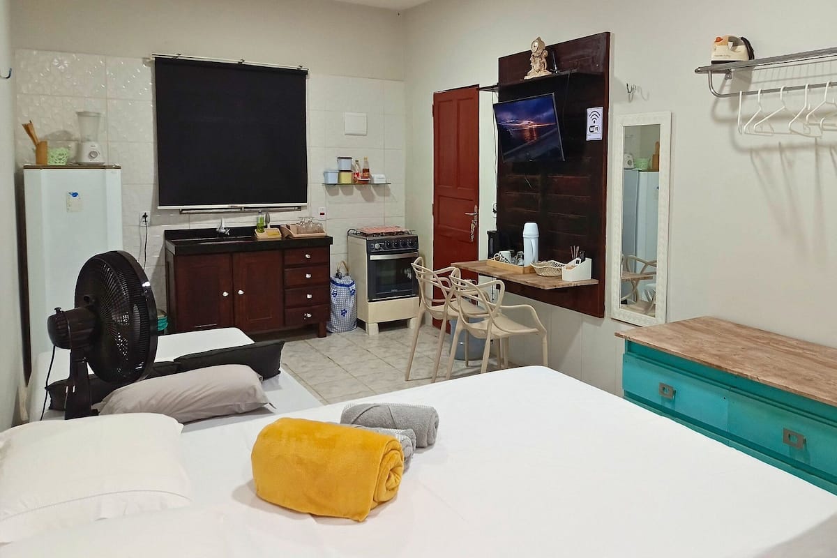 Estudio | Ropa de cama hipoalergénica y espacio para trabajar con laptop