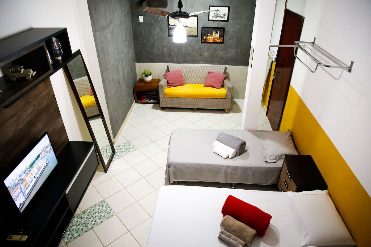 Departamento | Ropa de cama hipoalergénica y espacio para trabajar con laptop