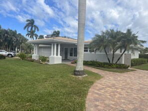 Exterior - Vanderbilt Beach North Naples, FL - 4 Bedroom, 3 Bath Home Steps From The Beach (Naples)