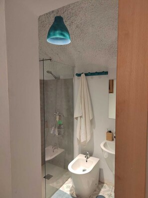 Secadora de cabello, bidet, toallas, jabón 