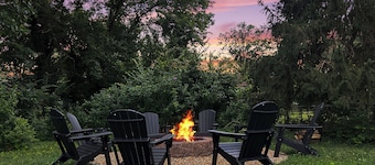 Farmhouse - Fire Pit, Grill, Record Player, 10mi to city