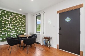 Dining - Farmhouse - Fire Pit, Grill, Record Player, 10mi to city (Cincinnati)