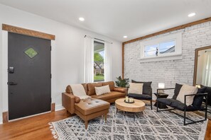 Interior - Farmhouse - Fire Pit, Grill, Record Player, 10mi to city (Cincinnati)