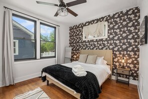 4 quartos, escrivaninha, ferros/tábuas de passar roupa, berço de viagem