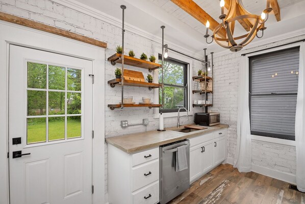 Fridge, microwave, oven, stovetop - Farmhouse - Fire Pit, Grill, Record Player, 10mi to city (Cincinnati)