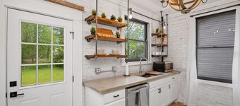 Farmhouse - Fire Pit, Grill, Record Player, 10mi to city