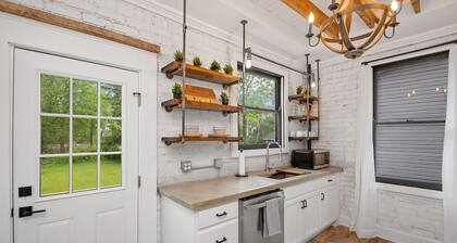 Farmhouse - Fire Pit, Grill, Record Player, 10mi to city