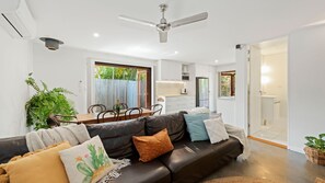 TV - Tallow Beach Retreat - welcoming pet-friendly unit (Suffolk Park)