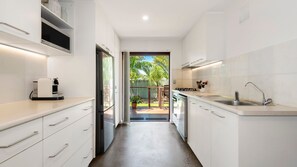 Kjøleskap, mikrobølgeovn, oppvaskmaskin og kaffetrakter/tekoker