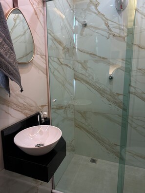 Basic Double Room, 1 Double Bed | Bathroom | Shower, free toiletries, towels, soap - Guaru Inn Hostel (Guarulhos)