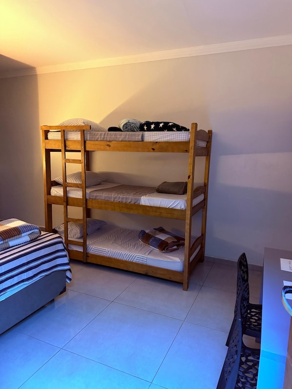 Basic-Vierbettzimmer | Minibar, kostenloses WLAN, Bettwäsche