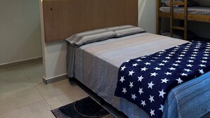 ベーシック 4 人部屋 | ミニバー、WiFi (無料)、ベッドシーツ