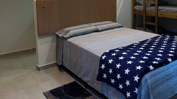 Quarto quádruplo básico | Frigobar, Wi-Fi de cortesia, roupa de cama