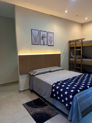Chambre quadruple de base | Minibar, accĂšs au Wi-Fi (inclus), literie fournie