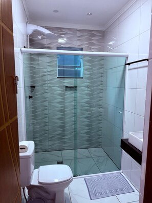 Doppia Basic, 1 letto matrimoniale | Bagno | Doccia, set di cortesia gratuito, asciugamani, sapone