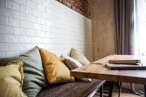 Interior - The Emerald - Savage (Hlavní mesto Praha)