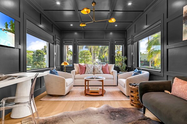 Smart TV, videojuegos, libros, oficina