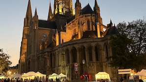 Una catedral histórica con arquitectura gótica, que presenta arcos apuntados y una torre del reloj.
