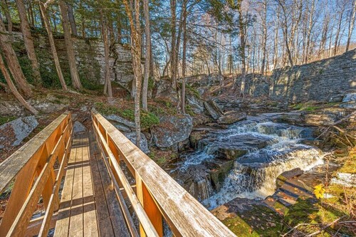 1880's Farmhouse, W/Private stream & Hot Tub