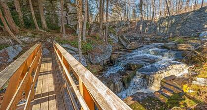 1880's Farmhouse, W/Private stream & Hot Tub