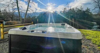 1880's Farmhouse, W/Private stream & Hot Tub