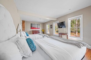 8 bedrooms, iron/ironing board, travel cot, WiFi - 1880's Farmhouse, W/Private stream & Hot Tub (Ellenville)