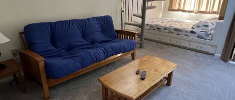 2 عدّة غرف نوم ومكتب وواي فاي مجانًا وملاءات أسرّة