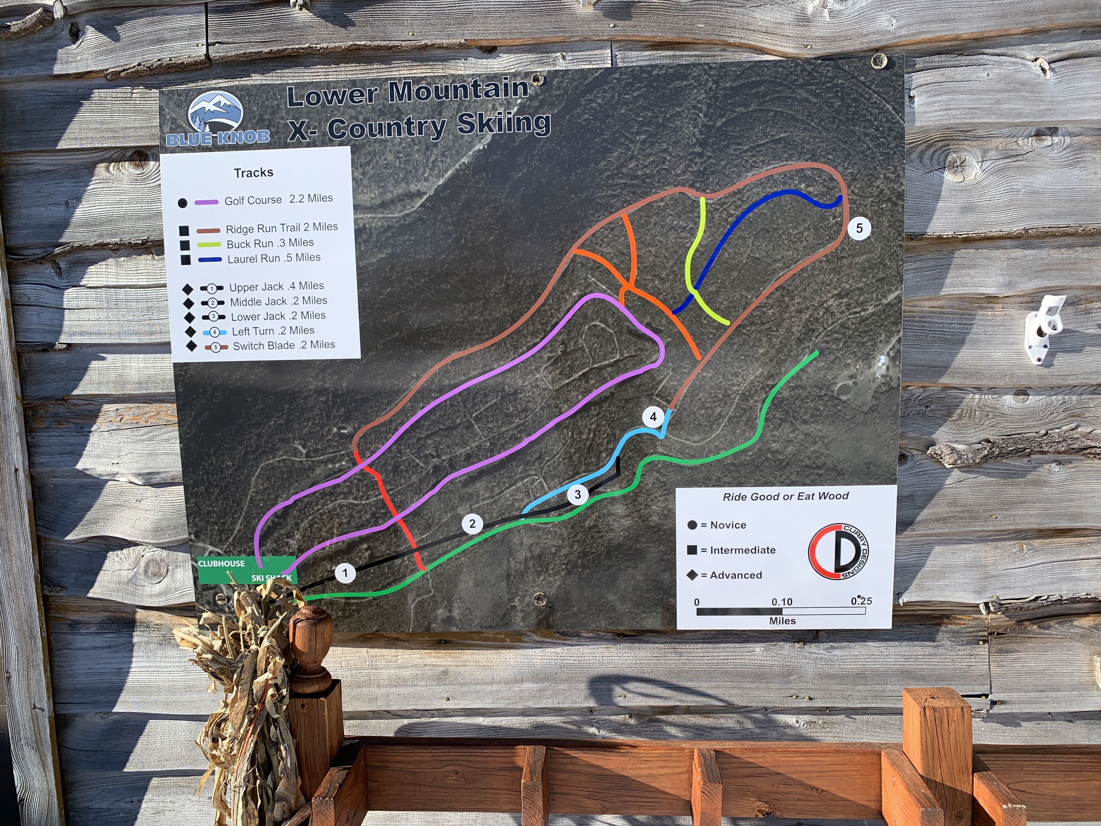 Mapa de pistes d'esquí de fons a Lower Mountain, amb diverses pistes marcades en diferents colors.