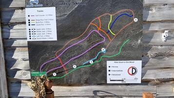 Mapa de pistes d'esquí de fons a Lower Mountain, amb diverses pistes marcades en diferents colors.