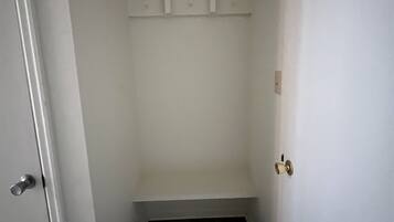 Un couloir étroit, avec une porte à gauche et une porte à droite.