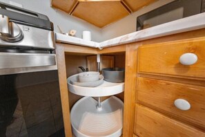 Een koelkast, een magnetron, een oven, een kookplaat