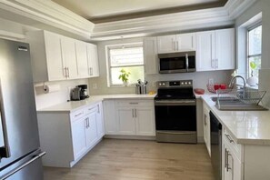 Private kitchen - NEW! Gorgeous house in Coral Gables
(Coral Gables)