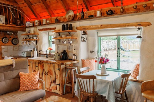 Stunning Luxury Thatched cottage not far from Galway City & Connemara  - Hot Tub & Sauna