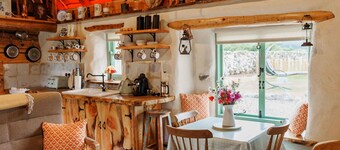 Stunning Luxury Thatched cottage not far from Galway City & Connemara  - Hot Tub & Sauna