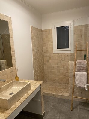 Douche, sèche-cheveux, serviettes fournies, savon