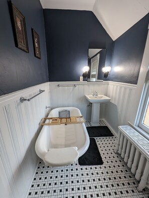 Shower, hair dryer, towels, soap - Beautiful historic home close to Louisville - Sleeps 12! (New Albany)