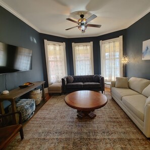 Smart TV, books - Beautiful historic home close to Louisville - Sleeps 12! (New Albany)