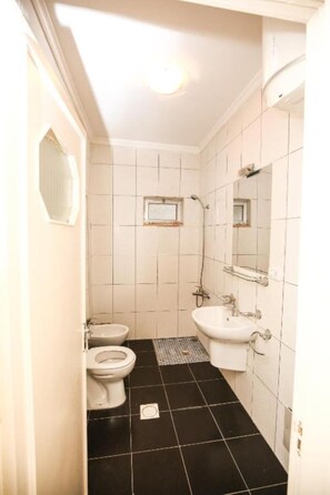 Serviettes fournies, savon, papier toilette