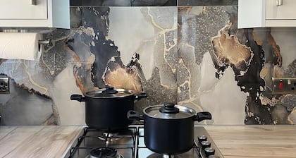 The place: 3-bed ensuite home, king beds! Airport, Free Parking