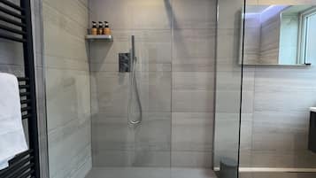 Ducha, secador de pelo, bidé y toallas