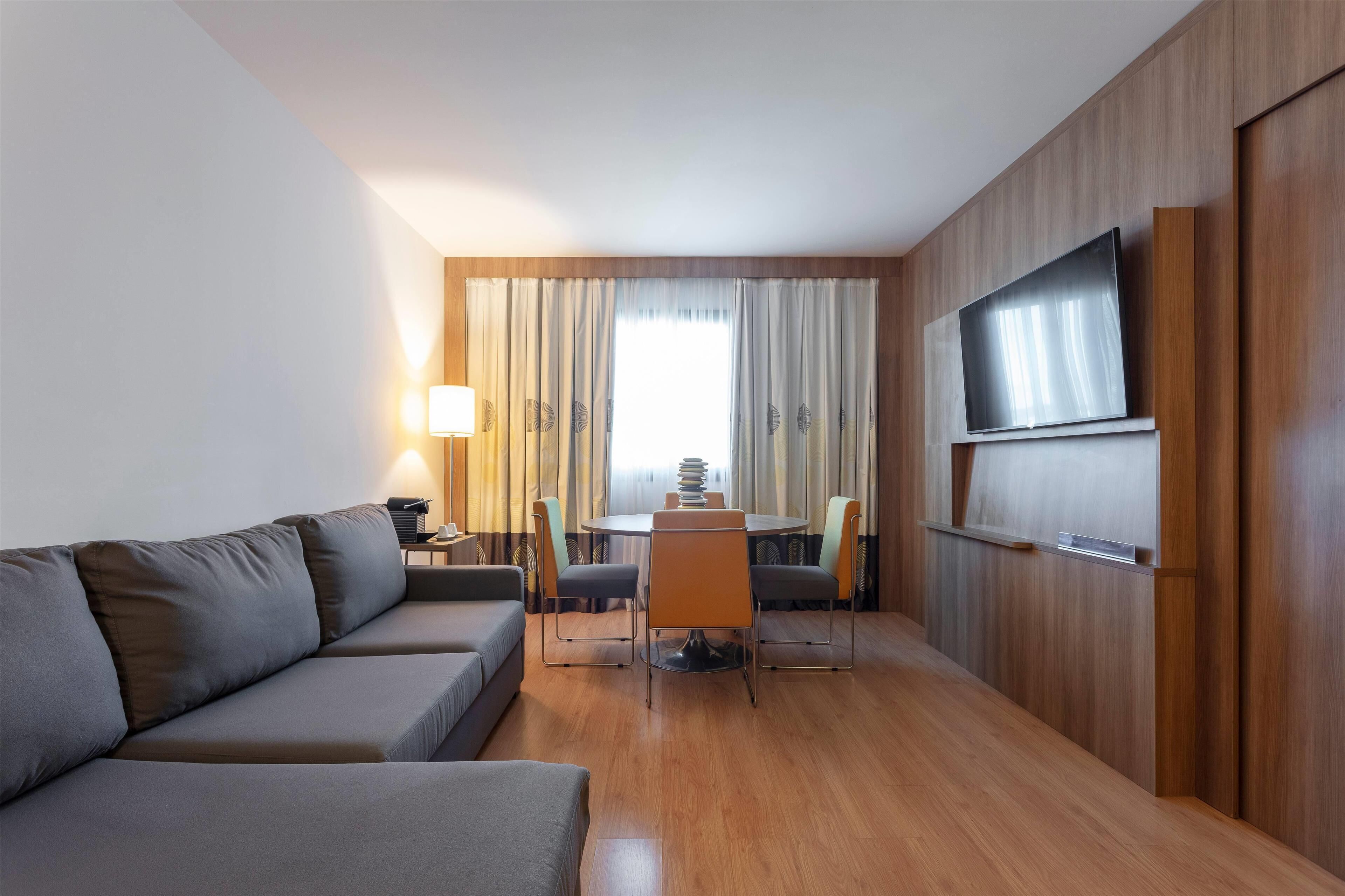 Minibar, in-room safe, laptop workspace, blackout drapes