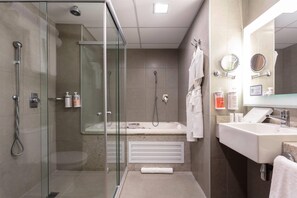 Superior Twin | Baño | Regadera, secadora de cabello, toallas, jabón 