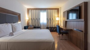 Kamar Bisnis | Minibar, brankas, ruang kerja ramah laptop, dan tirai kedap cahaya