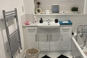 Apartment | Bathroom | Combined shower/tub, deep soaking tub, hair dryer, towels - 1bed Pet Friendly, Wifi, Parking - 40m to London (Sevenoaks)